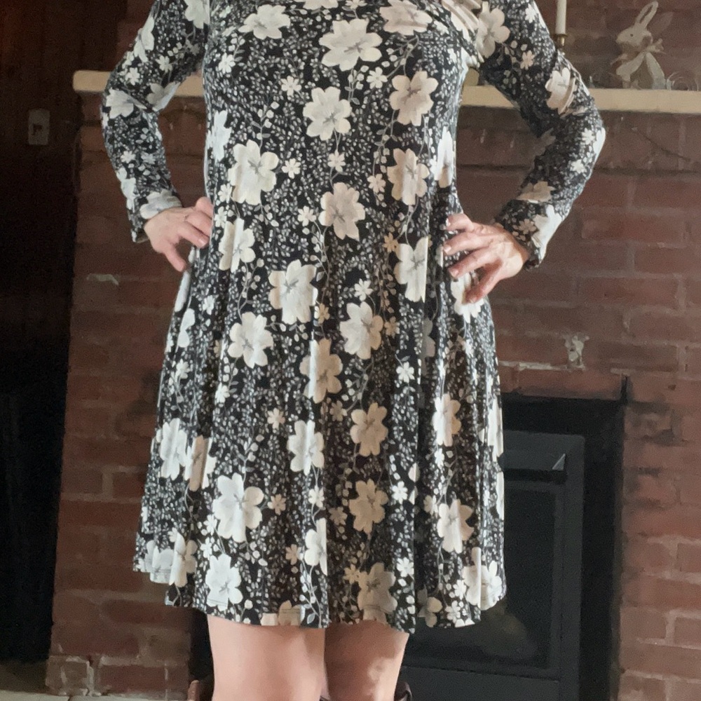 Old navy black and white flower long sleeve dress
